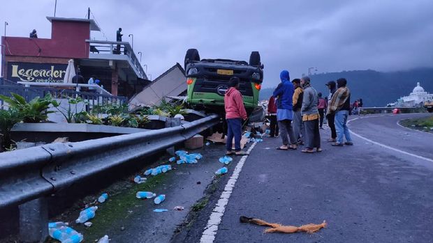 Truk pengangkut minuman isotonik terguling di Tawangmangu. 22/1/2021