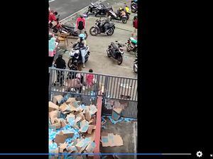 Viral Warga Jarah Minuman Muatan Truk yang Terguling di Tawangmangu