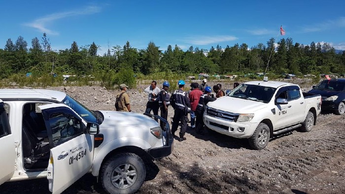 Warga Timika blokade jalan menuju Freeport karena menagih janji dipekerjakan sebagai sekuriti