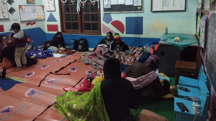 Warga Turgo, Kabupaten Sleman, dari kelompok rentan bermalam di tempat aman karena khawatir dengan aktivitas Gunung Merapi, Jumat (22/1/2021).