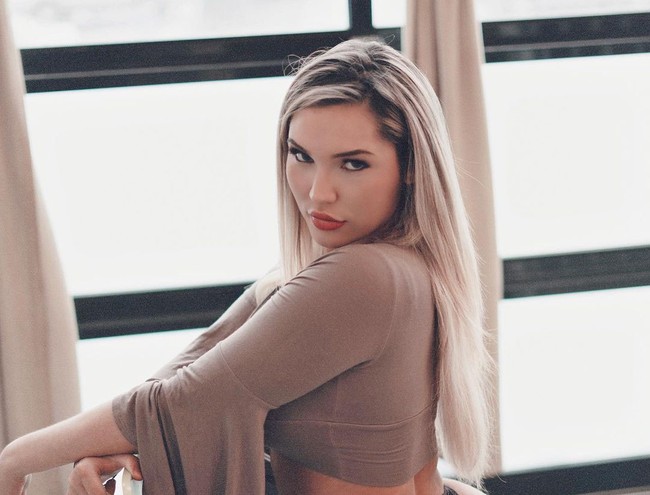 Meski begitu, dia mulai menerima apa yang sudah pada tubuhnya kini. Di Instagramnya, Whitney pun kerap menunjukkan keseksian tubuhnya.  Foto: Instagram