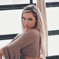 Meski begitu, dia mulai menerima apa yang sudah pada tubuhnya kini. Di Instagramnya, Whitney pun kerap menunjukkan keseksian tubuhnya.  Foto: Instagram