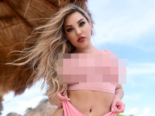 Dia tak hanya punya banyak penggemar, namun banyak juga penguntit. Wanita 26 tahun itu menceritakan pengalaman horornya diikuti oleh penguntit yang ternyata berniat jahat dengannya. Menurut Whitney, dia dirampok oleh penguntitnya di sebuah pom bensin di Las Vegas akhir tahun lalu.  Foto: Instagram