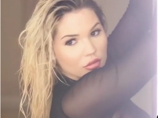 Whitney mengaku bahwa karena dirinya terlalu cantik, dia bisa jadi target kejahatan. Kejadian perampokan tersebut membuatnya sangat trauma.  Foto: Instagram