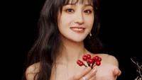 Ia pun sempat masuk dalam nominasi sebagai aktris terbaik dalam China TV Golden Eagle Awards 2010. Dok. Instagram/zhengshuang91