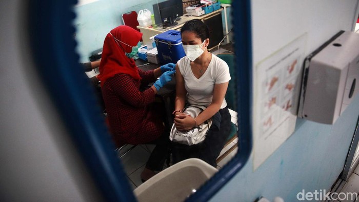 Kemenkes mencatat 132.004 orang tenaga kesehatan di Indonesia sudah disuntik virus Corona. Angka itu adalah 22 persen dari total 598.483 Nakes yang akan divaksin.