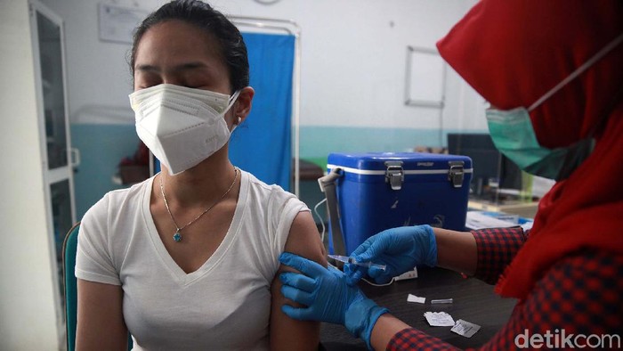 22 Persen Tenaga Kesehatan Sudah Divaksin COVID-19 Kemenkes mencatat 132.004 orang tenaga kesehatan di Indonesia sudah disuntik virus Corona. Angka itu adalah 22 persen dari total 598.483 Nakes yang akan divaksin.