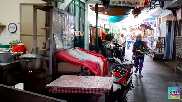 5 Gang Sempit yang Populer Karena Dipenuhi Penjual Makanan Enak