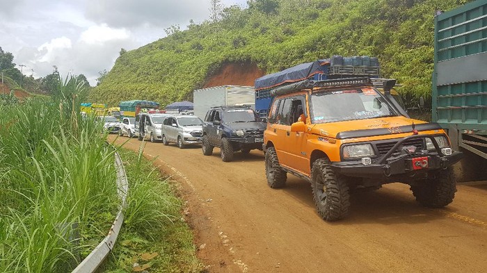 Akses Jalan Menuju Mamuju Terhalau Rendaman Lumpur