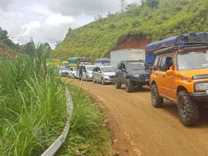 Jalan Akses Menuju Mamuju Terendam Lumpur Sisa Longsor, Lalin Macet 4 Km