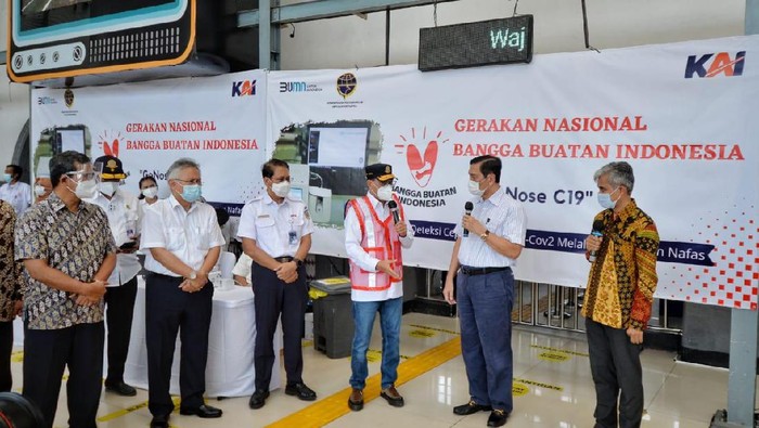 Kemenristek menyerahkan alat GeNose C19 buatan UGM ke Menko PMK, Muhadjir Effendy. Dalam kesempatan itu, Muhadjir berharap alat tersebut dapat diproduksi massal