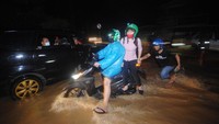 Curah hujan dengan intensitas tinggi selama sekitar tiga jam mengakibatkan sejumlah daerah tergenang air.