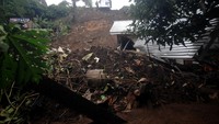 Kondisi salah satu rumah yang terdampak longsor di Manado, Sulawesi Utara, Sabtu (23/1/12021).