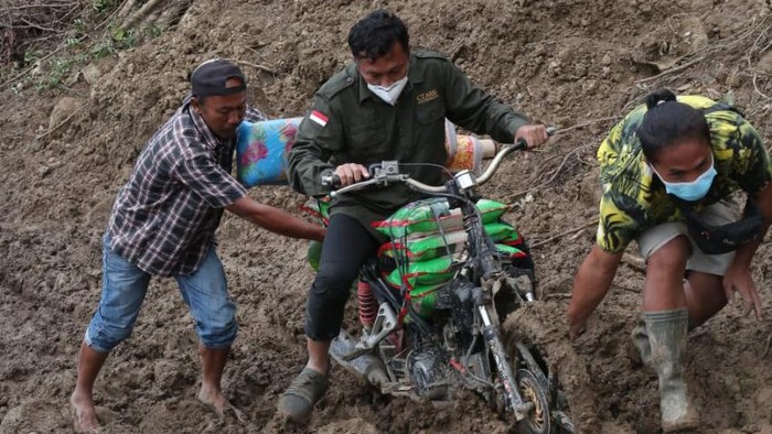 CT Arsa Foundation menyalurkan bantuan ke masyarakat