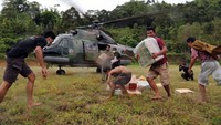 Donasi ke sekitar 150 kepala keluarga di desa Taukong, Ulumanda, Majene, diangkut oleh helicopter H 3213 Super Puma, Lanud ATS, TNI AU.