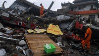 Tim SAR gabungan terus melakukan pencarian korban di sejumlah lokasi, sementara BNPB menyatakan berdasarkan hingga kini jumlah korban tewas akibat gempa bumi ini mengakibatkan 91 orang meninggal dunia.  ANTARA FOTO/Sigid Kurniawan