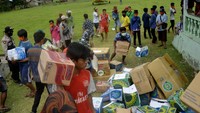 Sejumlah warga korban gempa bumi memindahkan bantuan logistik dari helikopter Badan Nasional Penanggulangan Bencana (BNPB) yang mendarat di Kecamatan Malunda, Kabupaten Majene, Sulawesi Barat, Rabu (20/1/2021). BNPB menyiapkan tujuh helikopter untuk membantu penyaluran bantuan logistik dan evakuasi korban gempa di daerah terisolir yang terdampak gempa bumi di Sulawesi Barat. ANTARA FOTO/Abriawan Abhe