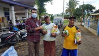 PT Bank Tabungan Negara (Persero) Tbk. menyalurkan bantuan sosial melalui Kantor Cabangnya di Jember kepada korban bencana banjir dan longsor di Desa Wonoasri, Kecamatan Tempurejo, Kabupaten Jember, Jawa Timur. Foto: dok. Bank BTN