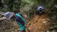 Relawan menggunakan mobil 4x4 mengantarkan logistik bantuan korban bencana tanah longsor menuju ke Desa Arangani di Kecamatan Hantakan, Kabupaten Hulu Sungai Tengah, Kalimantan Selatan, Jumat (22/1/2021).