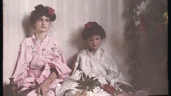 Dua orang gadis barat berpakaian oriental dijepret pada tahun 1908. Foto: Imgur