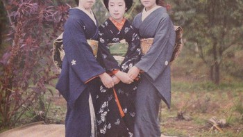 Para gadis Jepang berpakaian Kimono di kota Kyoto pada 1912. Foto: Imgur