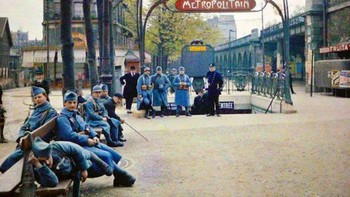 Para tentara berjaga di stasiun kereta bawah tanah Paris di tahun 1914. Foto: Imgu