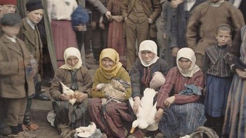 Beberapa wanita berpose di Serbia tahun 1913. Foto: Imgur