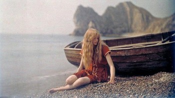 Gadis yang diketahui bernama Christina berpose di sebuah pantai pada tahun 1913. Foto: Imgur