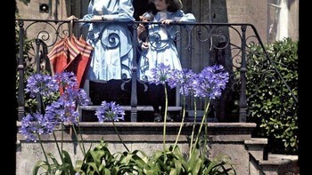 Dua gadis di sebuah balkon pada foto tahun 1908. Foto: Imgur