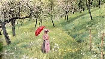 Foto wanita di alam ini diketahui diambil pada tahun 1907. Termasuk foto warna paling pertama yang dijepret. Foto: Imgur