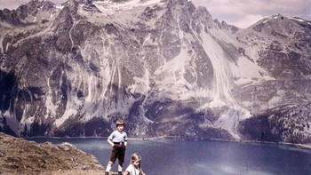 Foto dua orang anak berpiknik dengan latar belakang pegunungan pada tahun 1925. Foto: Imgur