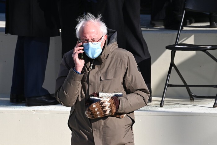 Gaya Senator Vermont, Bernie Sanders, yang memakai jaket musim dingin dan sarung tangan bermotif menjadi viral di media sosial Gaya Senator Vermont, Bernie Sanders, yang memakai jaket musim dingin dan sarung tangan bermotif menjadi viral di media sosial