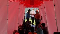 Presiden Joko Widodo juga telah mengunjungi dan melihat langsung dampak gempa bumi Mamuju-Majene. Tak lupa presiden meninjau posko pengungsian korban untuk memastikan ketersedian dan penyaluran bantuan berupa makanan-masker untuk para pengungsi di lokasi pengungsian Stadion Manakarra, Mamuju, Sulawesi Barat. ANTARA FOTO/Akbar Tado