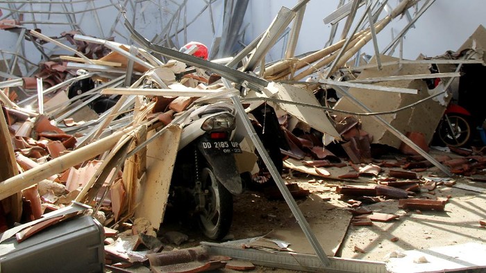 GEMPA BUMI DI SULAWESI BARAT Warga memotret atap rumah yang ambruk akibat gempa bumi di Mamuju, Sulawesi Barat, Kamis (14/1/2021). BMKG Sulawesi Barat mencatat gempa bumi berkekuatan 5,9 skala richter terjadi pada pukul 14:35:49 WITA di empat kilometer Barat Laut Majene-Sulbar dengan kedalaman 10 Km dan tidak berpotensi tsunami. ANTARA FOTO/Akbar Tado/wsj.