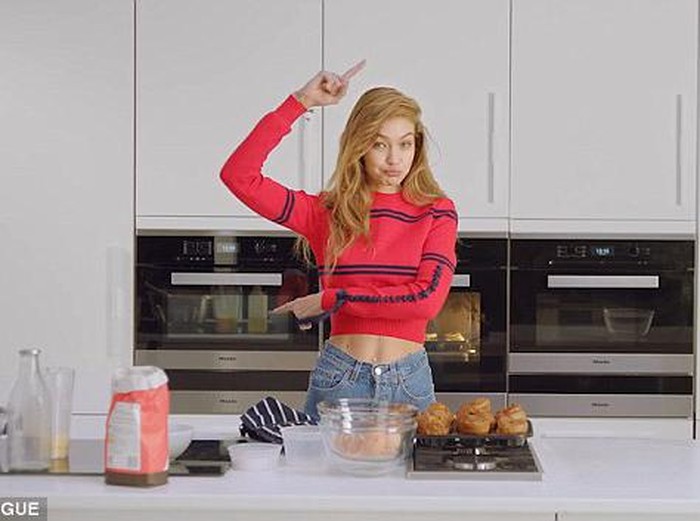 Momen Gigi Hadid saat Memasak di Dapur Mewahnya