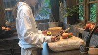 Momen memasak Gigi Hadid yang satu ini membuat netizen salah fokus. Tanpa make up, parasnya justru terlihat lebih cantik saat memotong alpukat. Foto: Instagram @gigihadid