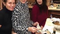 Nah, ini salah satu bukti bahwa ia sering memasak hingga membuat kue bersama dengan keluarganya. Terlihat sang ibu, Yolanda Hadid dan sang adik, Bella Hadid. Foto: Instagram @gigihadid