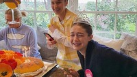 Nah kalau yang satu ini adalah momen saat baby shower Gigi Hadid saat mengumumkan jenis kelamin anaknya. Ia mendapat kejutan berupa kue bagel berukuran besar.  Foto: Instagram @gigihadid