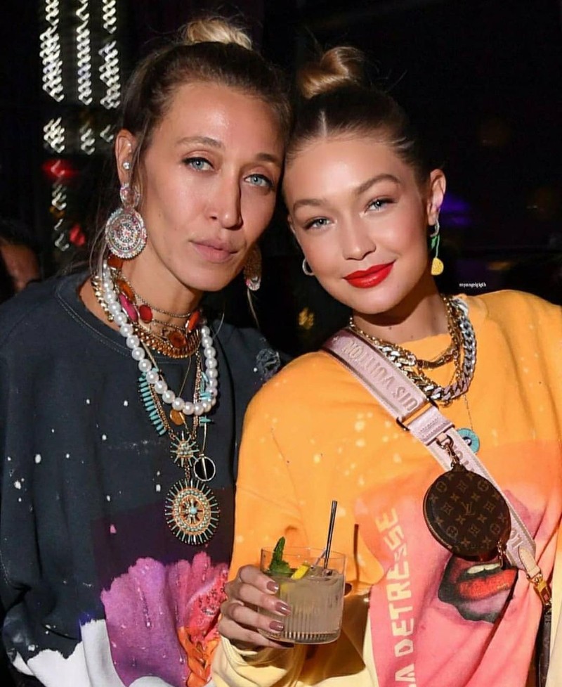 Momen Gigi Hadid saat Memasak di Dapur Mewahnya
