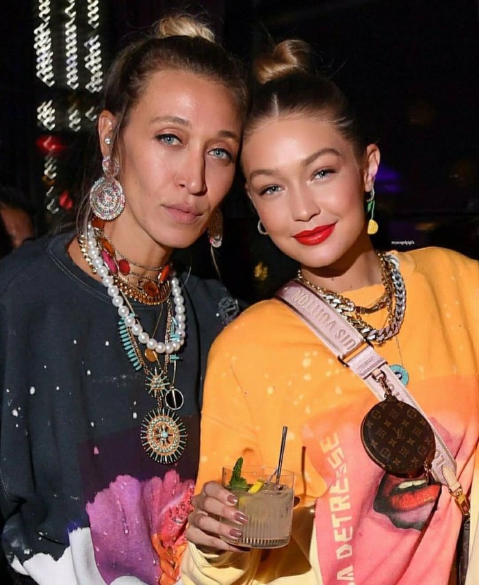 Gigi Hadid Momen Gigi Hadid saat Memasak di Dapur Mewahnya