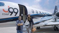 Tak sedikit yang mengenal Gilang Widya Pramana dan sang istri, Shandy Purnamasari. Keduanya pernah memamerkan Jet pribadi dengan lambang J99 menempel di badan pesawat yang diketahui jenisnya ialah Cessna Citation Latitude. Foto: (instagram @juragan_99)