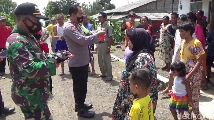 Erupsi Gunung Raung menjadi tontonan warga sekitar. Ini dimanfaatkan polisi untuk membagikan masker dan mengimbau masyarakat agar mematuhi protokol kesehatan (prokes).