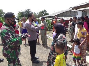 Warga Menonton Erupsi Gunung Raung, Polisi Bagikan Masker