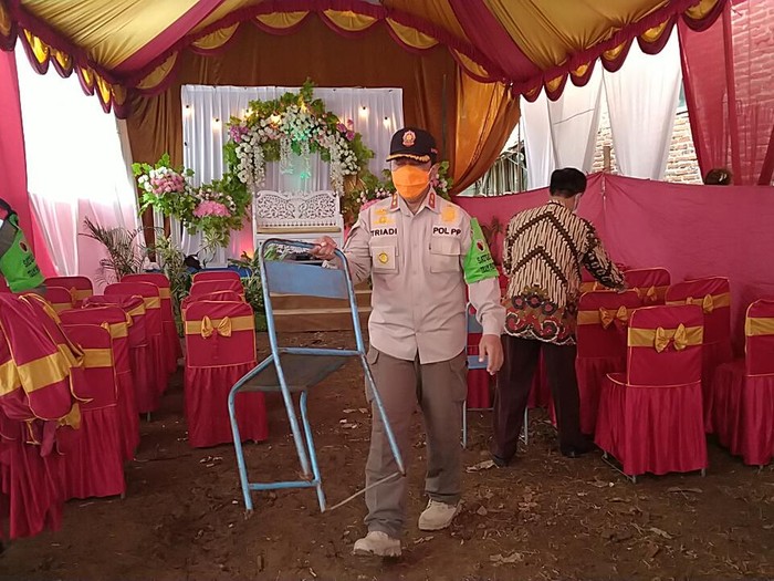 Satpol PPK Trenggalek kembali menertibkan hajatan pesta pernikahan yang digelar di masa pemberlakuan pembatasan kegiatan masyarakat (PPKM). Hajatan diminta merapkan protokol kesehatan.