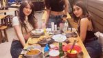 Pose Seksi Hani Putri Saat Nikmati Floating Breakfast dan Ngopi