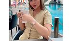 Pose Seksi Hani Putri Saat Nikmati Floating Breakfast dan Ngopi