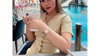 Jalan-jalan ke Singapura, Hani Putri tentu saja tak melewatkan waktunya untuk mengabadikan momen. Ia pun telrihat berpose dengan segelas kopi. Foto: Instagram @haniputri88