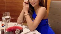 Sebelum bercerai dengan suaminya, Hani Putri sempat menetap di Australia. Hani juga terlihat menyukai wine. Foto: Instagram @haniputri88