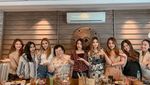 Pose Seksi Hani Putri Saat Nikmati Floating Breakfast dan Ngopi