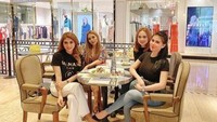 Bersama teman sesama model, Hani Putri sering menghabiskan waktu bersama. Seperti berkunjung ke restoran dan menikmati makanan enak. Foto: Instagram @haniputri88